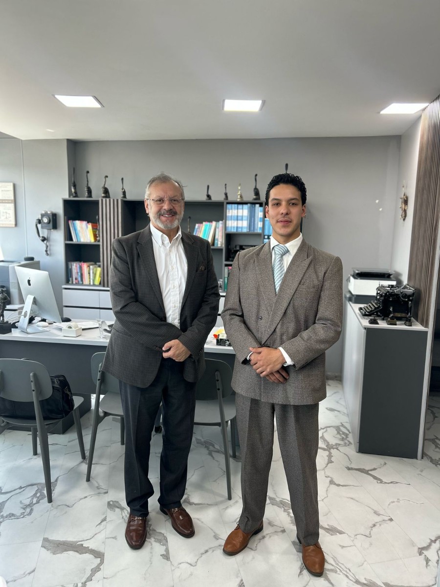 Los abogados Fabián Moreno y Thomas Moreno en sus oficinas de Cuenca