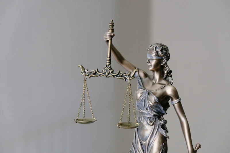 Estatua de la justicia con balanza y espada, vía contenciosa