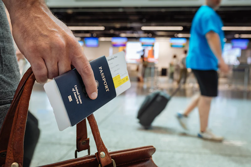 Mano sosteniendo un pasaporte, autorización de salida de menor