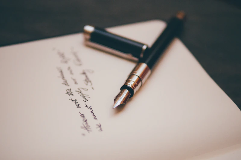 Pluma sobre documento, simbolizando la firma notarial del mutuo acuerdo